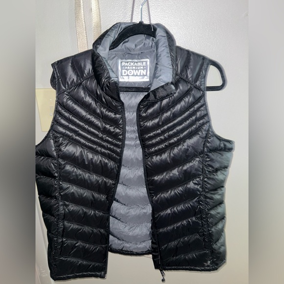 Super nice vest is a size large fits true to size as well! - Picture 1 of 1